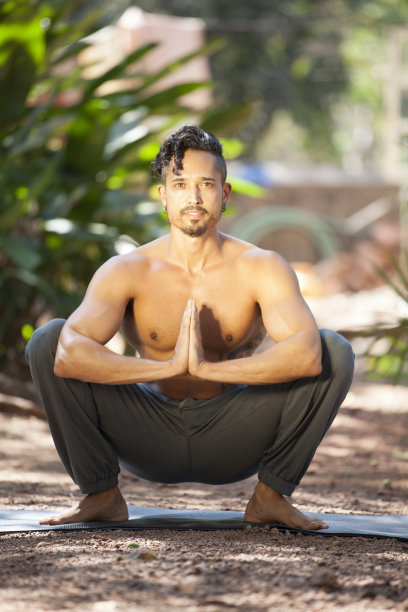 瑜伽在自然界中。图片下载