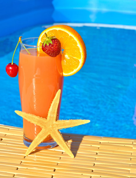 橙樱桃鸡尾酒杯图片下载