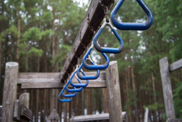 操场上蓝色的车把图片下载