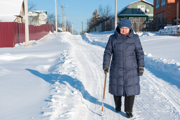 孤独的老妇人图片下载