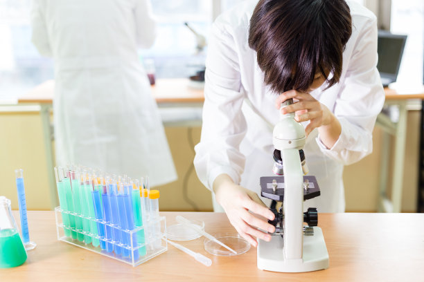 亚洲女科学家观察显微镜图片下载