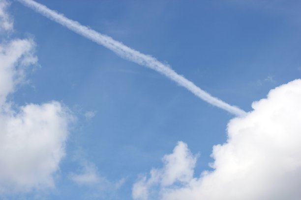 空中汽迹的低角度观察图片下载