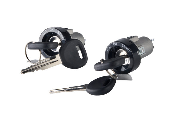 车钥匙，白色背景上孤立的物体图片下载