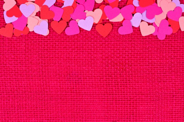 纸情人节心形顶部边界上的粉色粗麻布图片下载