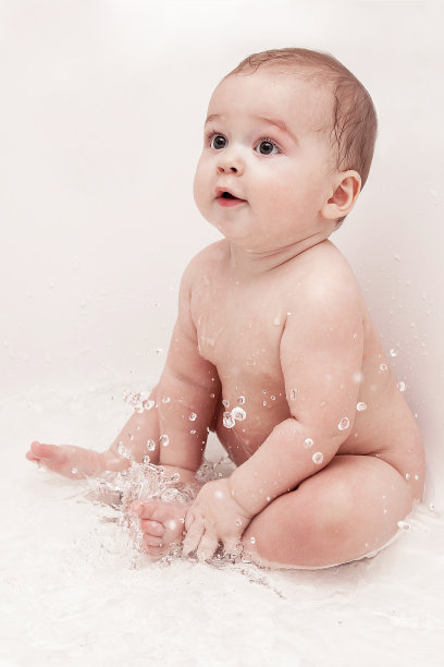 孩子们坐在浴缸里图片下载