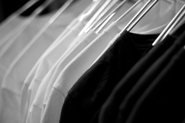 白色的t恤挂在衣架上排成一行图片下载