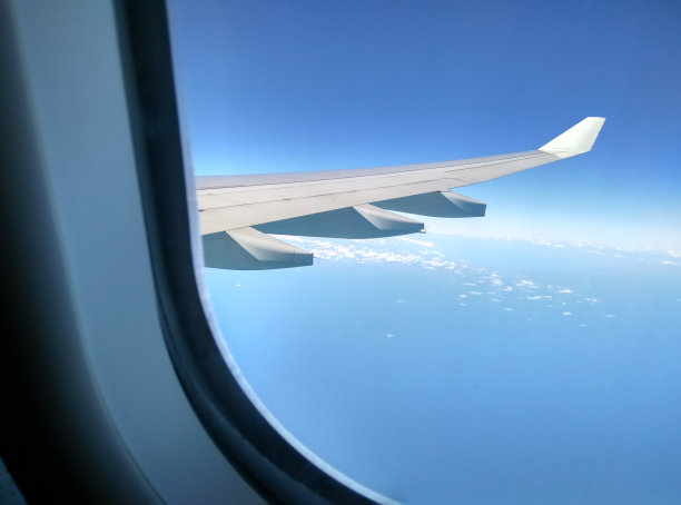 透过飞机窗口的景色图片下载