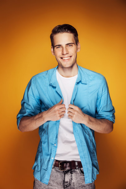 酷年轻性感的男人图片下载