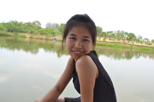 女人在户外放松图片下载