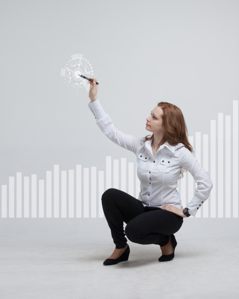 年轻的女商人正在画图表图片下载