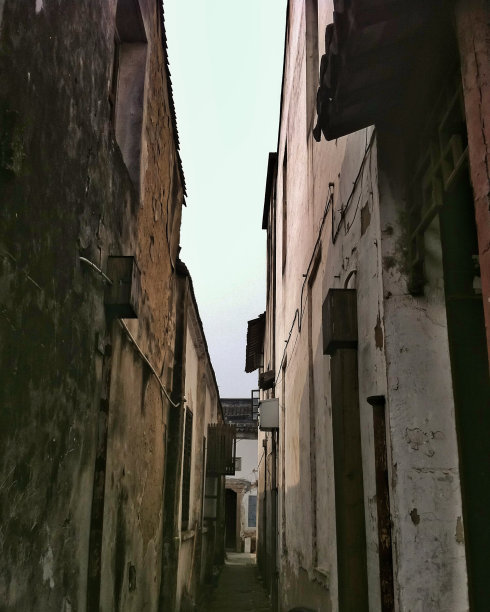 废弃的建筑物之间图片下载