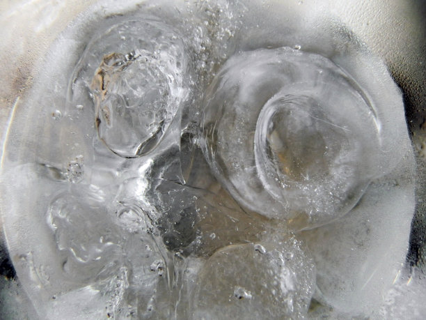 冰块在一杯茴香酒-背景图片下载