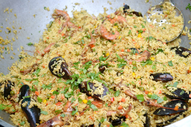西班牙海鲜饭配贻贝和大虾图片下载
