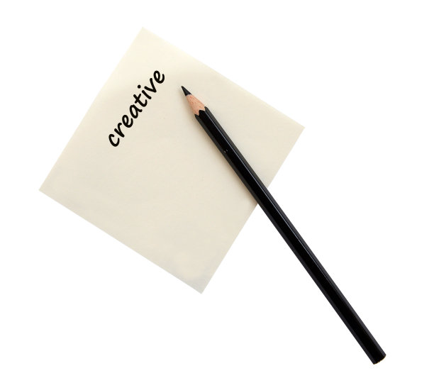 创意，回收纸和黑色铅笔隔离在白色图片下载