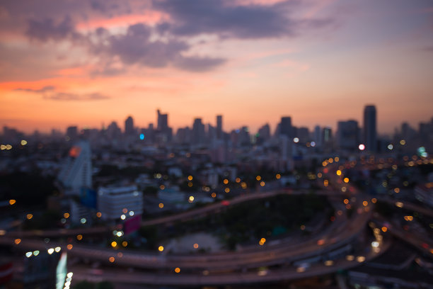 模糊的散景灯光照亮了市区和高速公路交汇处图片下载