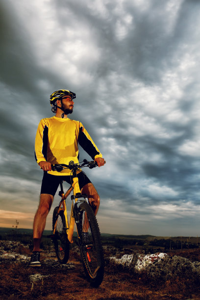 户外骑山地车的人图片下载