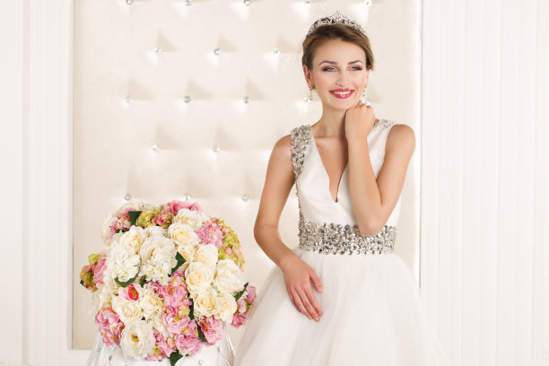 美丽的新娘，白色的礼服和鲜花图片下载