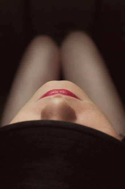 戴着帽子的漂亮女人。复古时尚。图片下载