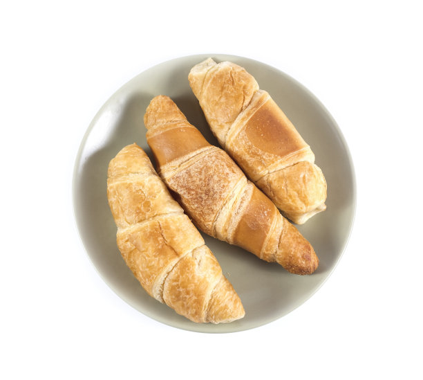 新鲜牛角面包在绿色盘子孤立图片下载