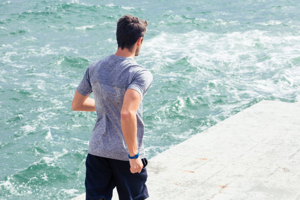 运动员跑步的后视图肖像图片下载