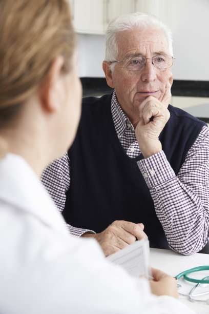 忧心忡忡的老人与外科医生会面图片下载