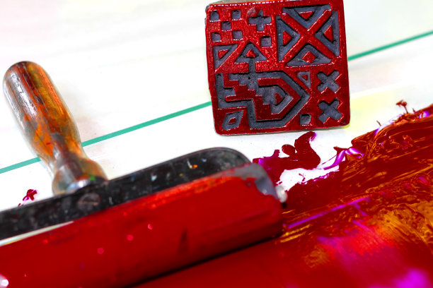 用于布上印刷的滚筒、油漆和邮票图片下载