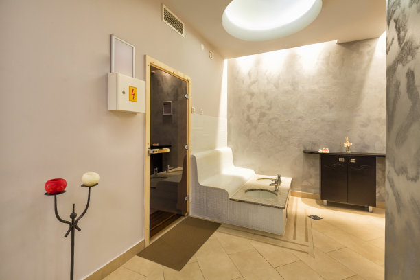 温泉中心配有脚盆的加热凳图片下载