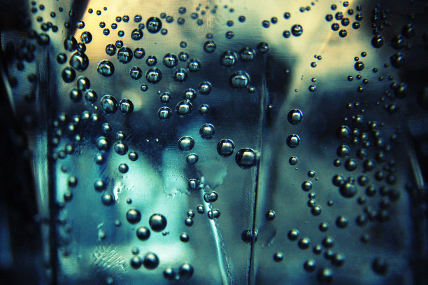 在一杯水里气泡图片下载