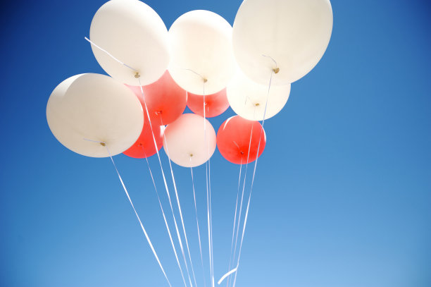 一堆白色和红色的气球图片下载