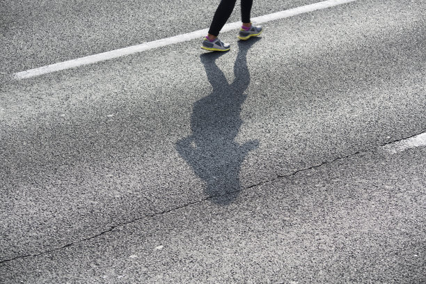 在街上跑马拉松的影子图片下载