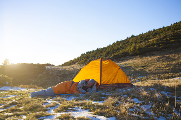 女孩躺在睡袋里。图片下载