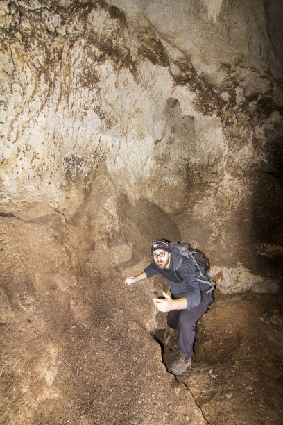 人探索洞穴图片下载