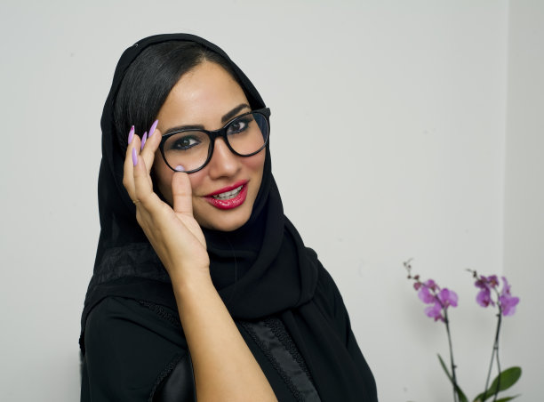 戴眼镜的阿拉伯女孩图片下载