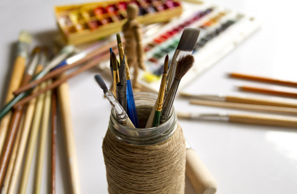 罐子里的画笔图片下载