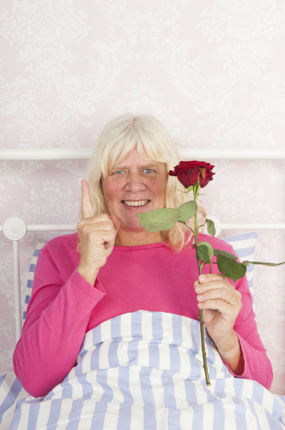 与玫瑰同床共枕的幸福女人图片下载