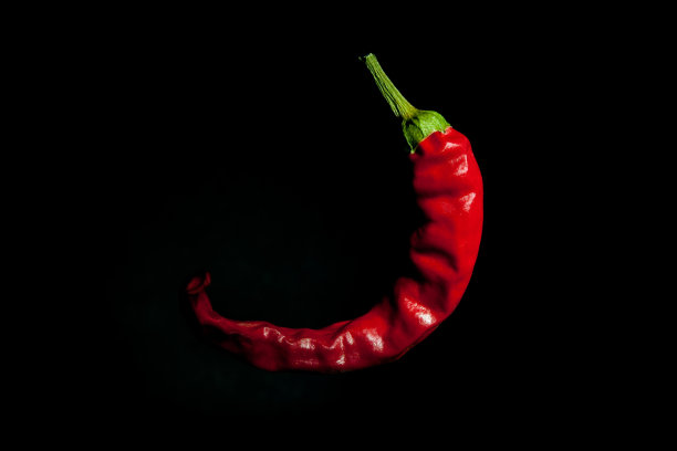 带有绿色茎的弯曲辣椒图片下载