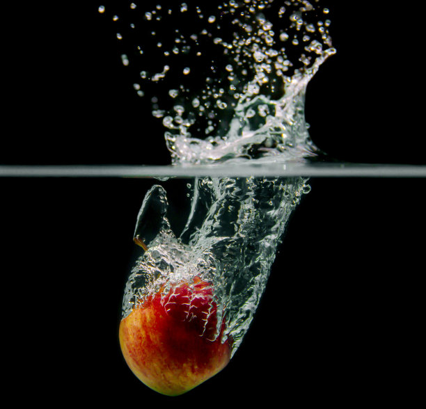 黑色背景的水里的苹果图片下载