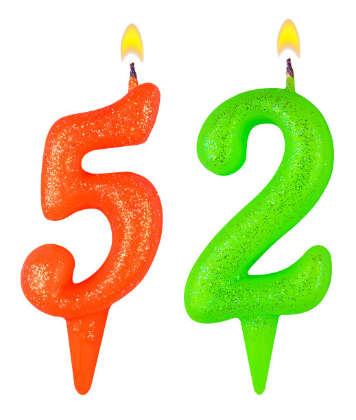 52支生日蜡烛孤立在白色背景上图片下载