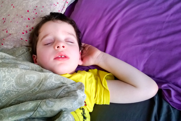 孩子睡在床上的偷拍姿势图片下载