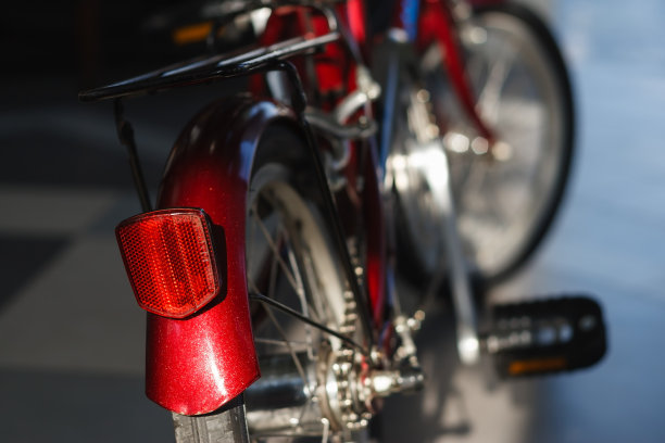 自行车后反光镜和旧折叠式自行车的一部分。图片下载