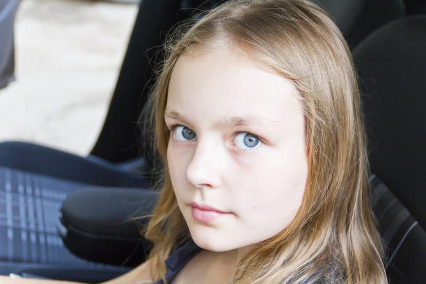 可爱的金发女孩图片下载