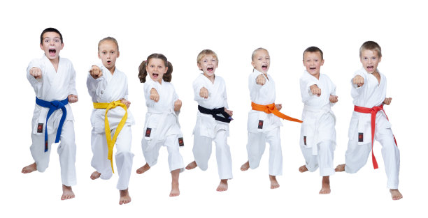 一群空手道的孩子正在打手臂图片下载