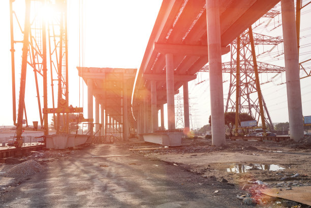 在烈日下修建的混凝土公路图片下载