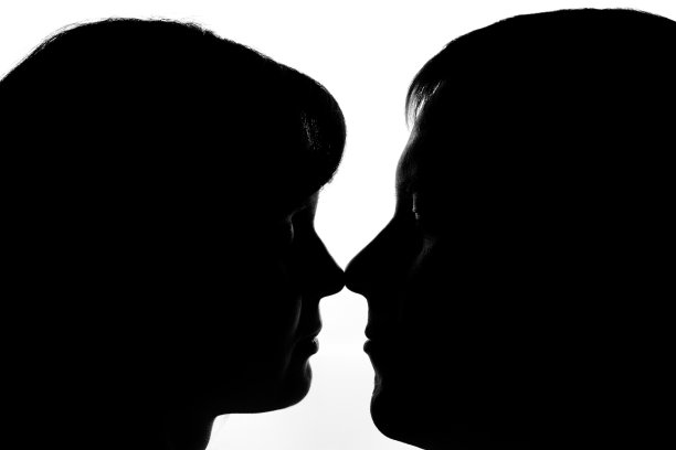 黑色和白色的剪影的情侣在爱图片下载