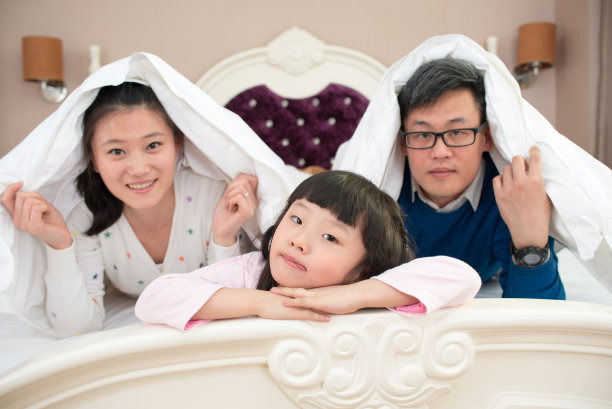 家庭的三个图片下载