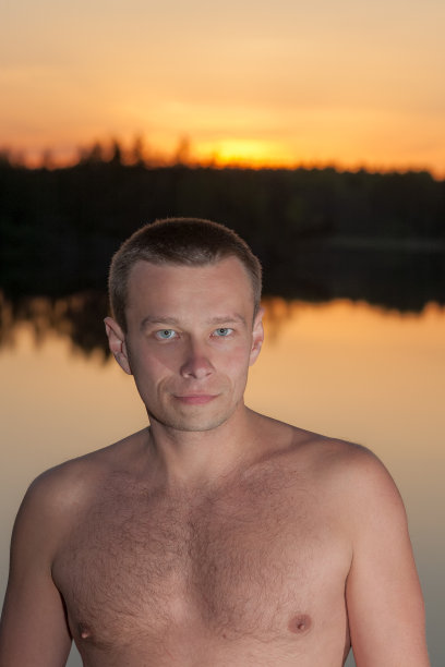 人对着黄昏的湖图片下载