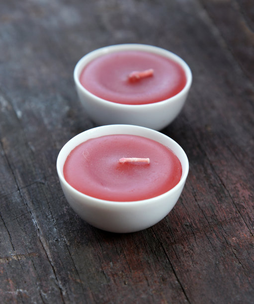 旧木桌上放着蜡烛图片下载