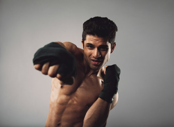 强壮的年轻人在打太极拳图片下载