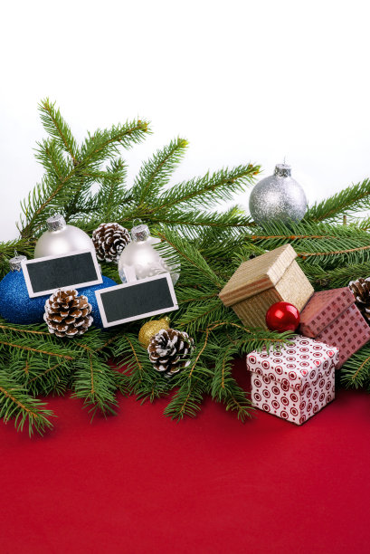 冷杉树枝，盒子，装饰物和黑板。图片下载