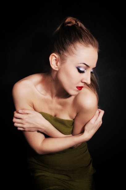 穿着绿色夏装的女人图片下载